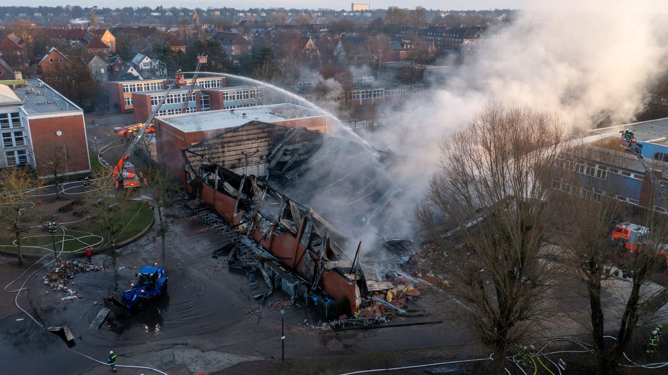 Die Sporthalle der Stadtteilschule in Finkenwerder ist abgebrannt. Die Ursache ist weiter unklar.