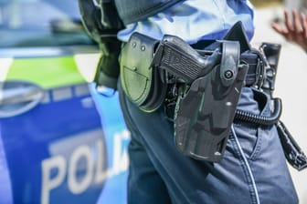 Eine Polizistin mit Handschellen (Symbolbild): Nach einer Belästigung einer Frau und einer Attacke auf einen Mann wurden fünf Jugendliche festgenommen.