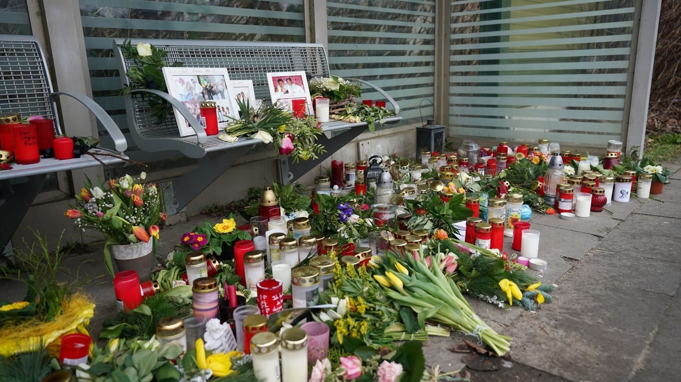 Kerzen und Blumen stehen und liegen im Bahnhof Brokstedt in einem Wartehäuschen: Am 25. Januar kam es dort zu einer Messerattacke.