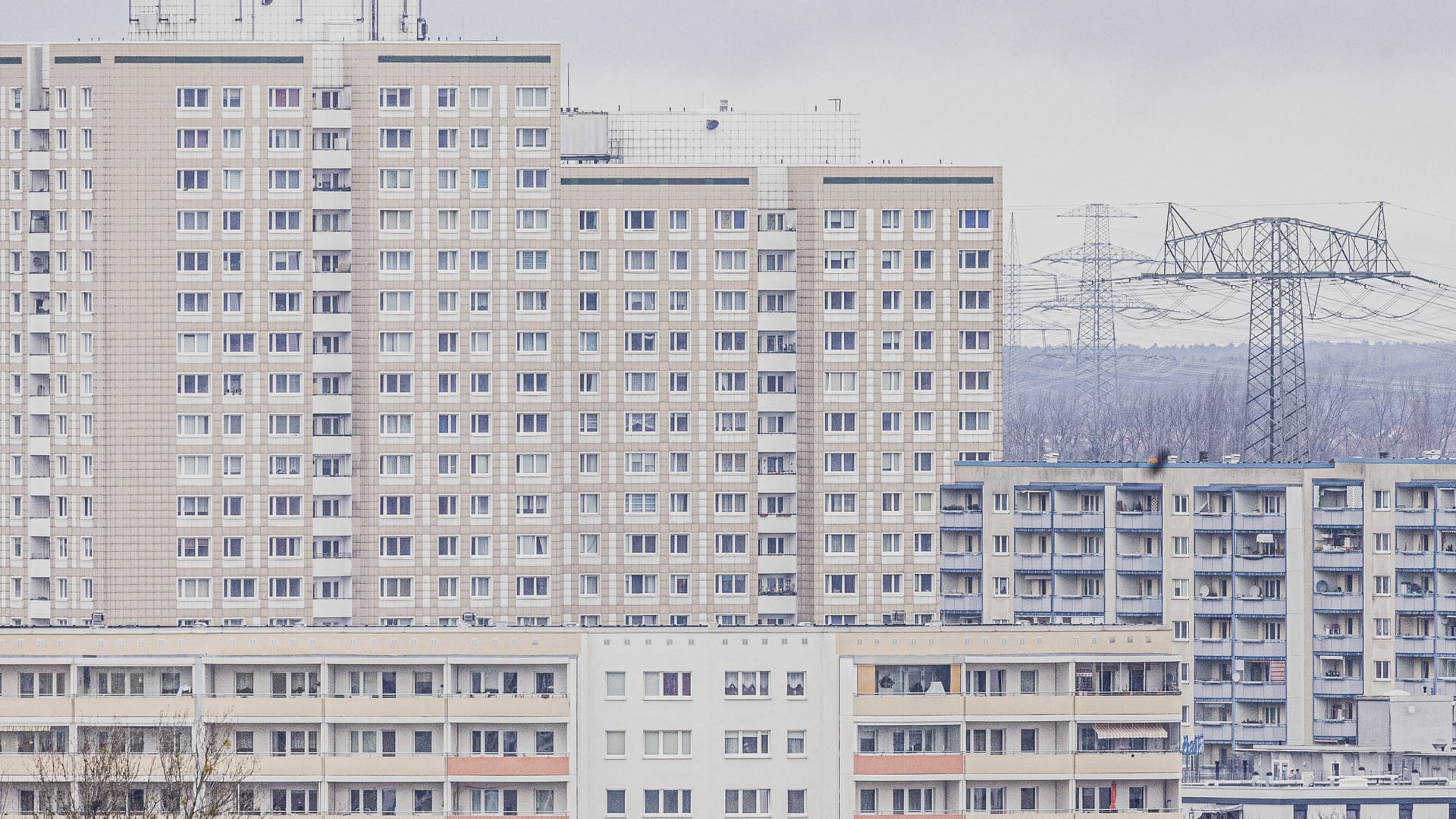 Wohnblöcke im Bezirk Berlin-Marzahn: Sozialwohnungen müssen günstig vermietet werden.