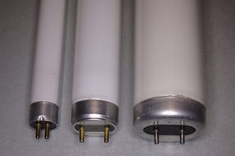Verschiedene Leuchtstoffröhren: Lampen mit den Sockelformaten G5 (Typ T5), G13 (Typ T8) und G13 (Typ T12). Einige Unterarten dürfen ab dem 25. Februar EU-weit nicht mehr in den Verkehr gebracht werden.