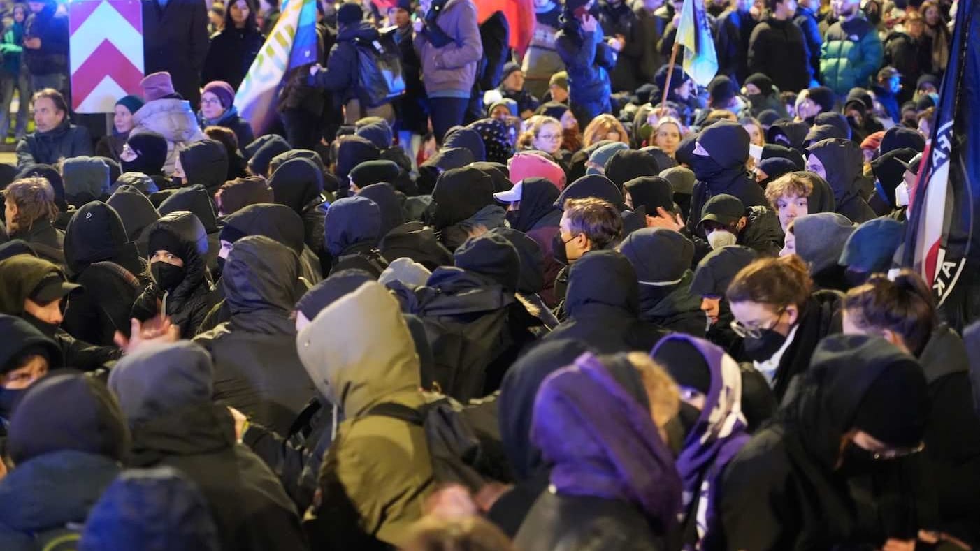 Riesige Sitzblockade am Pirnaischen Platz