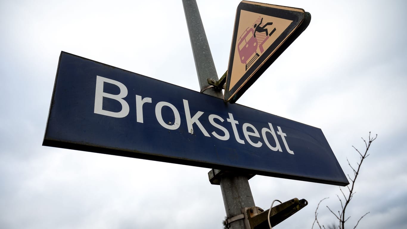Das Stationsschild des Bahnhofs Brokstedt: Nach der Messerattacke in einer Regionalbahn sollen Sicherheitsmaßnahmen verschärft werden.