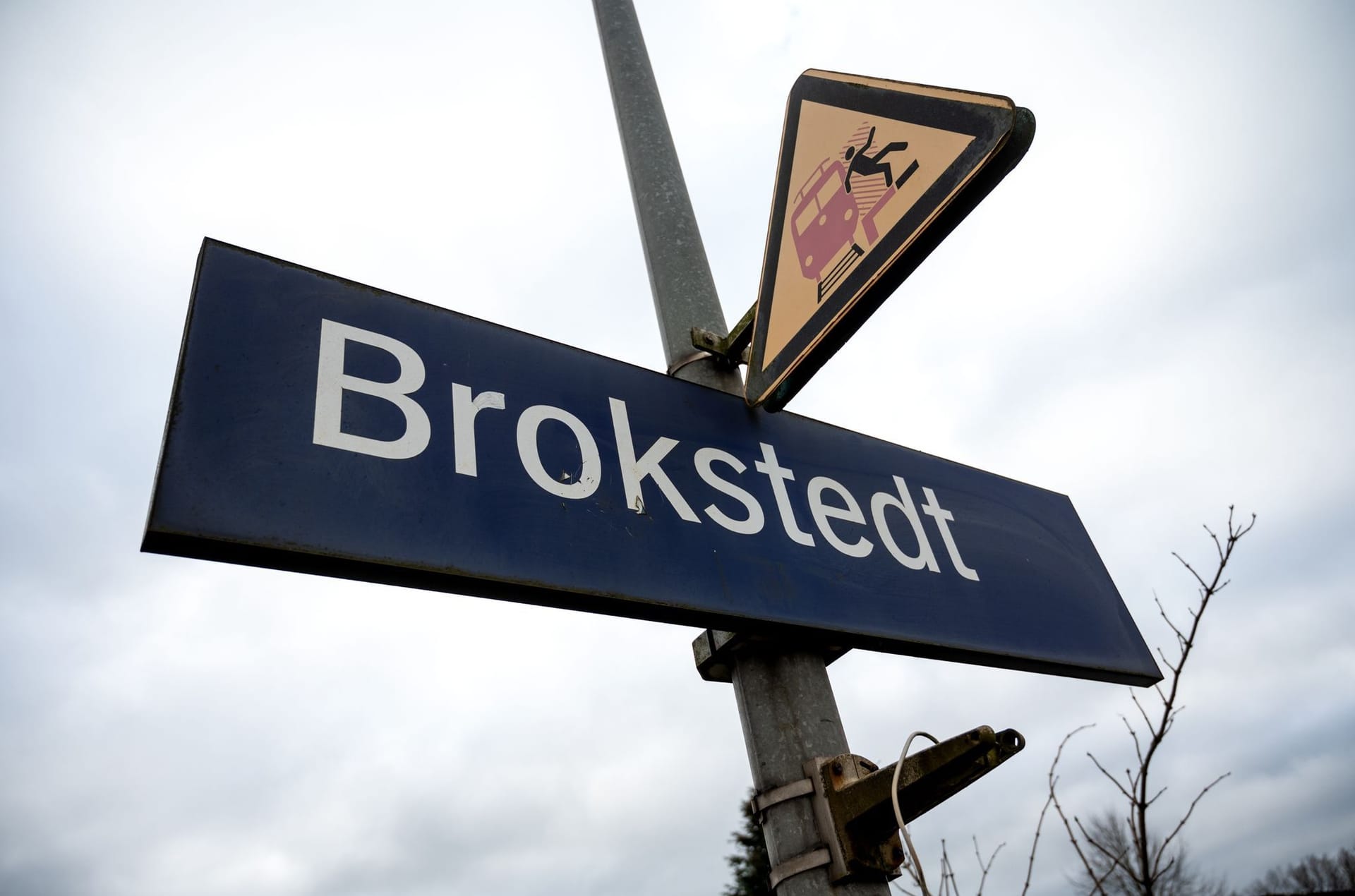 Das Stationsschild des Bahnhofs Brokstedt: Nach der Messerattacke in einer Regionalbahn sollen Sicherheitsmaßnahmen verschärft werden.