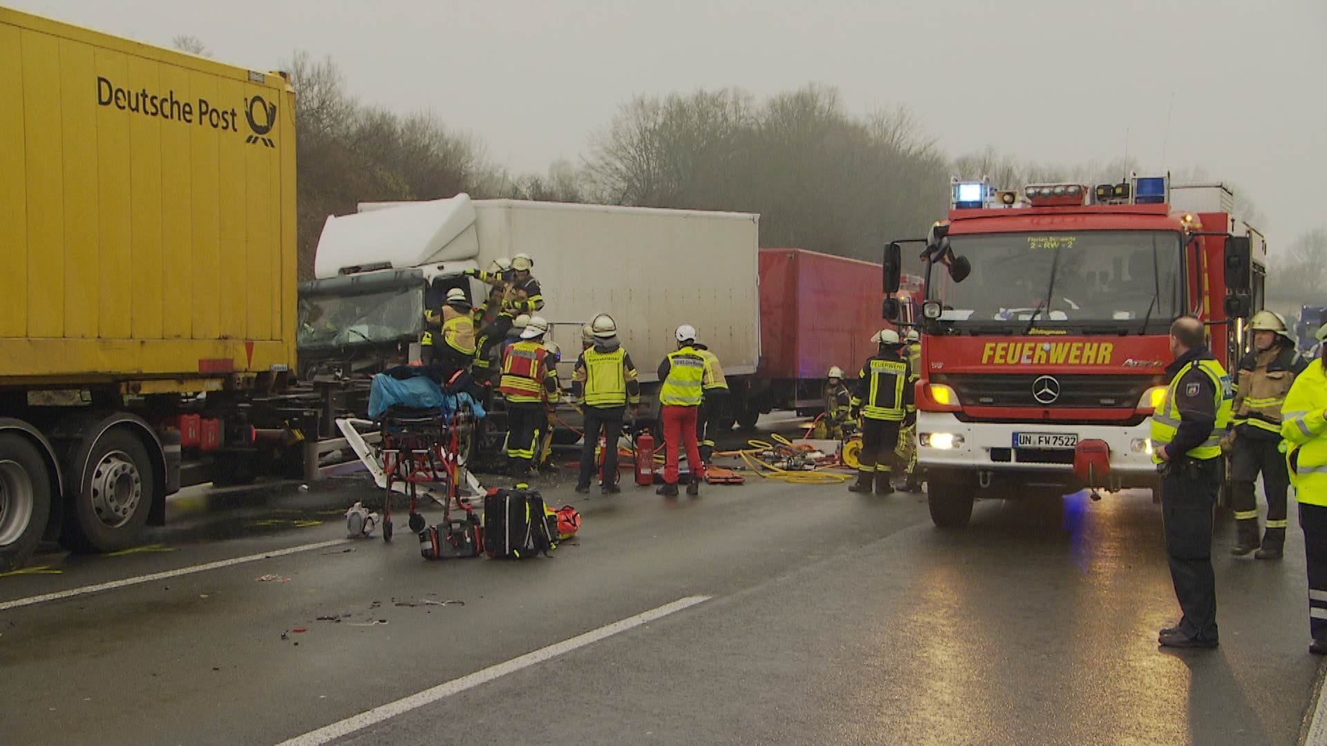 Unfall auf der A1: Ein Lkw-Fahrer musste von der Feuerwehr aus der Fahrerkabine geschnitten werden. Unfall auf der A1: Ein Lkw-Fahrer musste von der Feuerwehr aus der Fahrerkabine geschnitten werden.