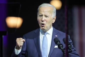 Joe Biden ballt die Faust (Archivbild): Die USA haben einen chinesischen Ballon abgeschossen.