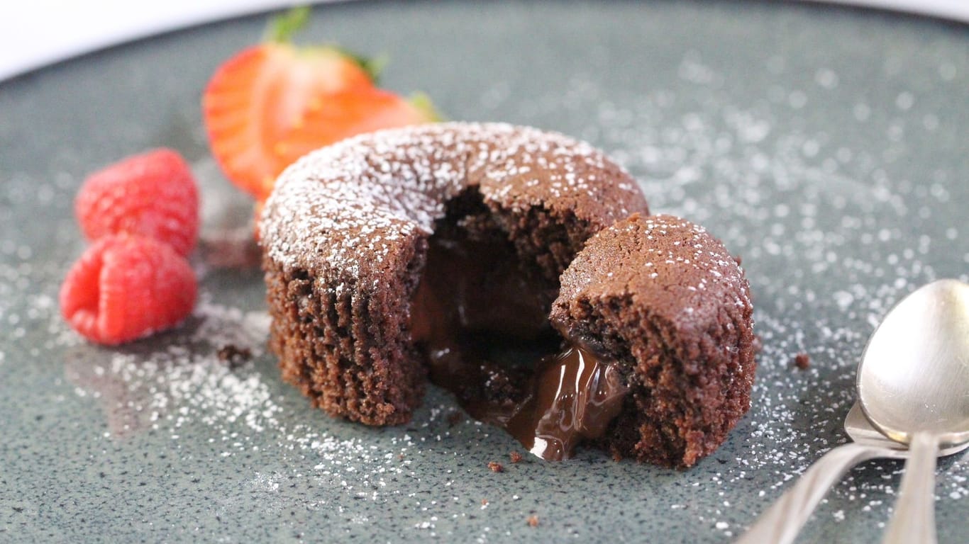 Muffin mal anders: Damit die Schokolade im Kern flüssig bleibt, empfiehlt es sich, den Muffin warm zu servieren.