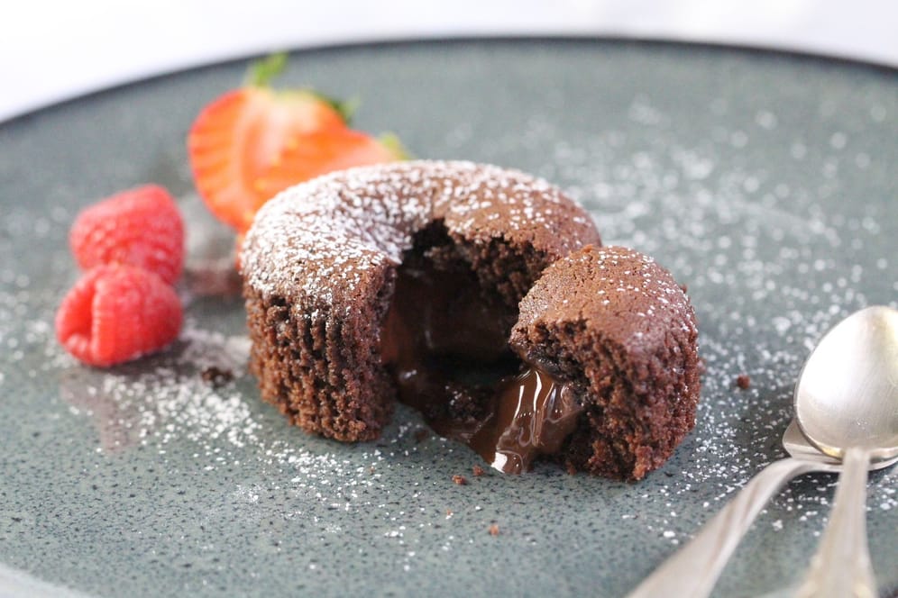 Muffin mal anders: Damit die Schokolade im Kern flüssig bleibt, empfiehlt es sich, den Muffin warm zu servieren.