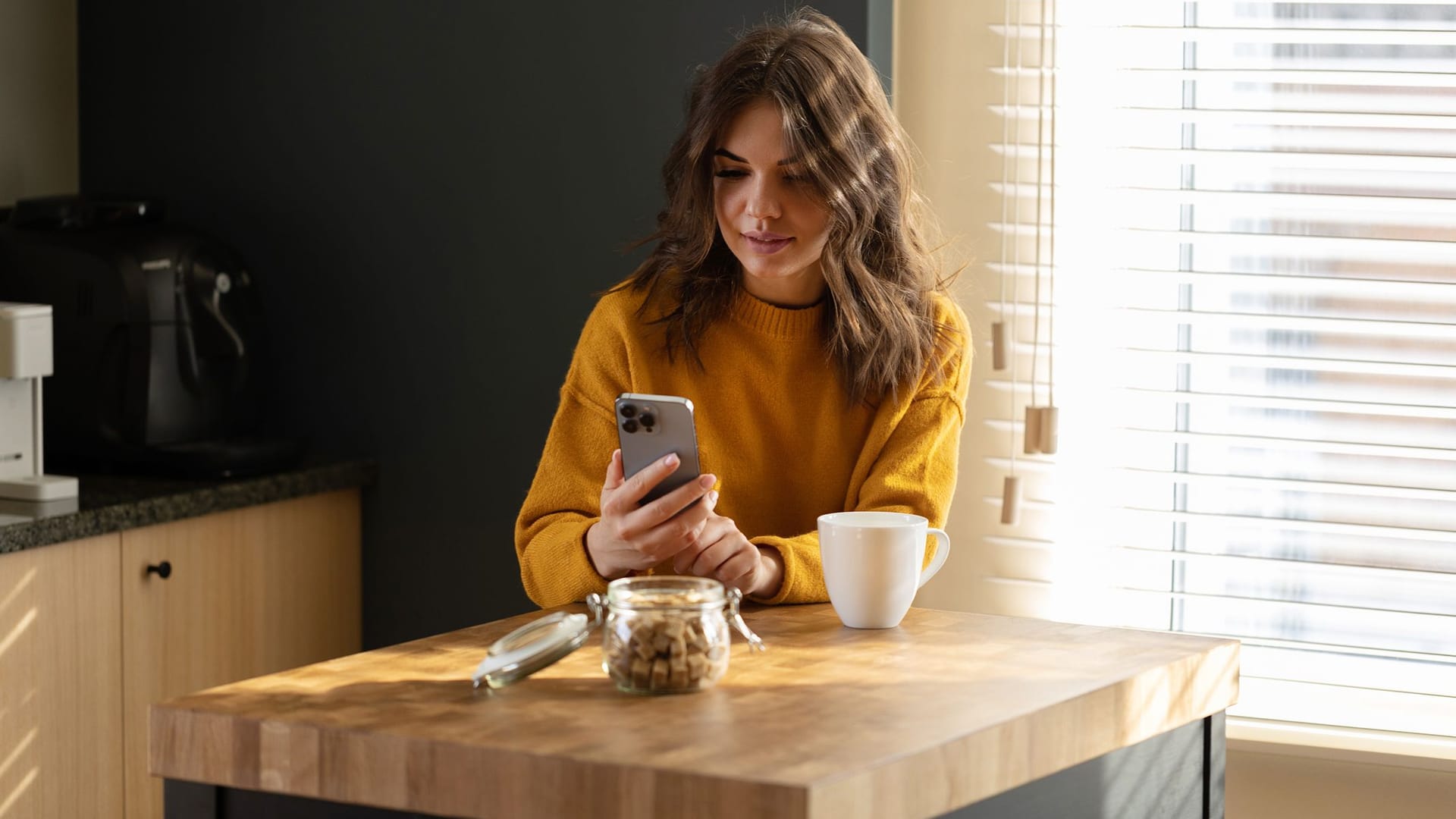 Junge Frau nutzt ihr Smartphone (Symbolbild): Sie können entweder alle oder nur ausgewählte Kontakte auf die SIM-Karte verschieben.