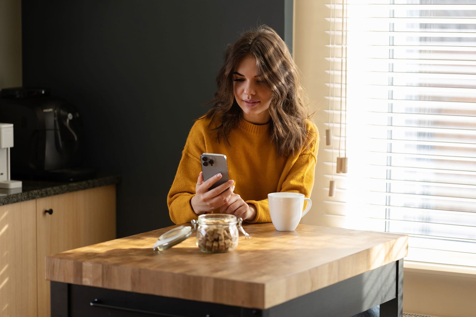 Junge Frau nutzt ihr Smartphone (Symbolbild): Sie können entweder alle oder nur ausgewählte Kontakte auf die SIM-Karte verschieben.