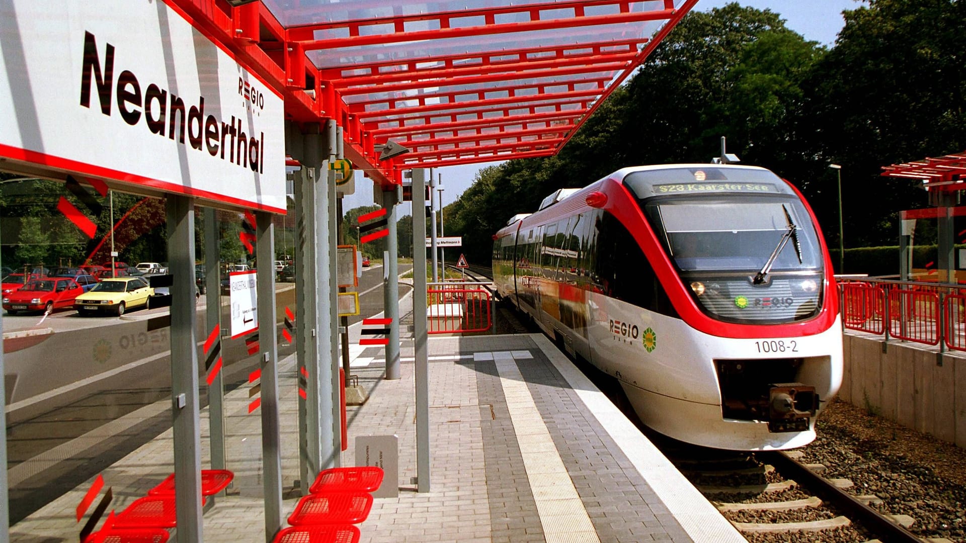 Eine S-Bahn der Linie 28 an der Haltestelle Neanderthal in Düsseldorf (Archivbild): Dieses Bild wird es zunächst nicht geben.