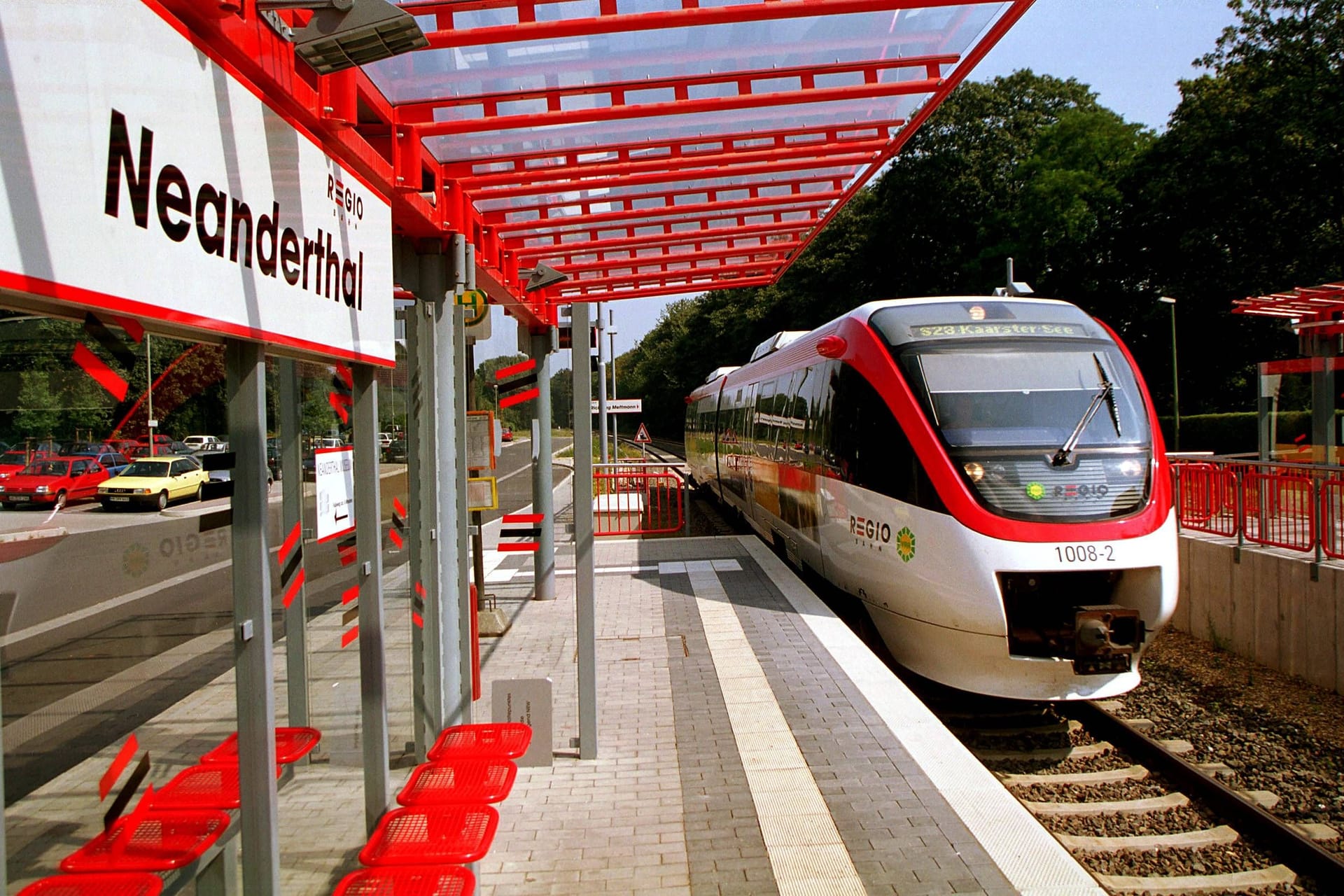 Eine S-Bahn der Linie 28 an der Haltestelle Neanderthal in Düsseldorf (Archivbild): Dieses Bild wird es zunächst nicht geben.