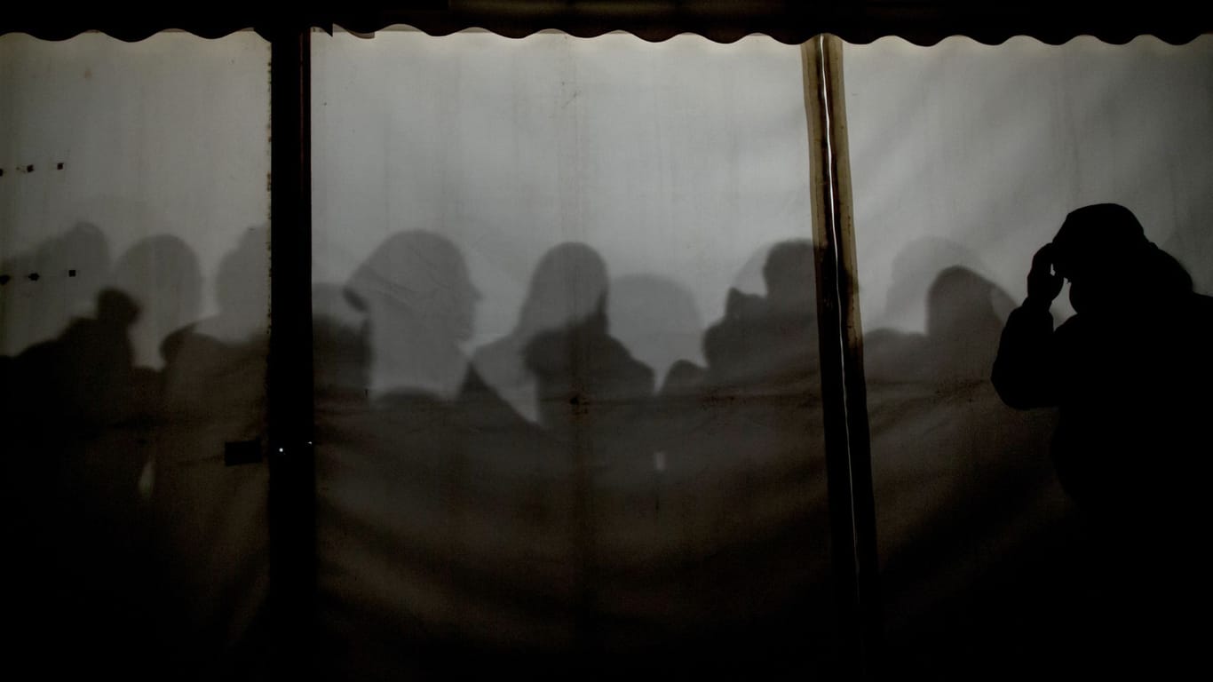 Geflüchtete warten in einem Zelt vor dem Landesamt für Gesundheit und Soziales in Berlin (Archivfoto): Viele Banden versuchen die Not von vom Krieg vertriebener Menschen auszunutzen.