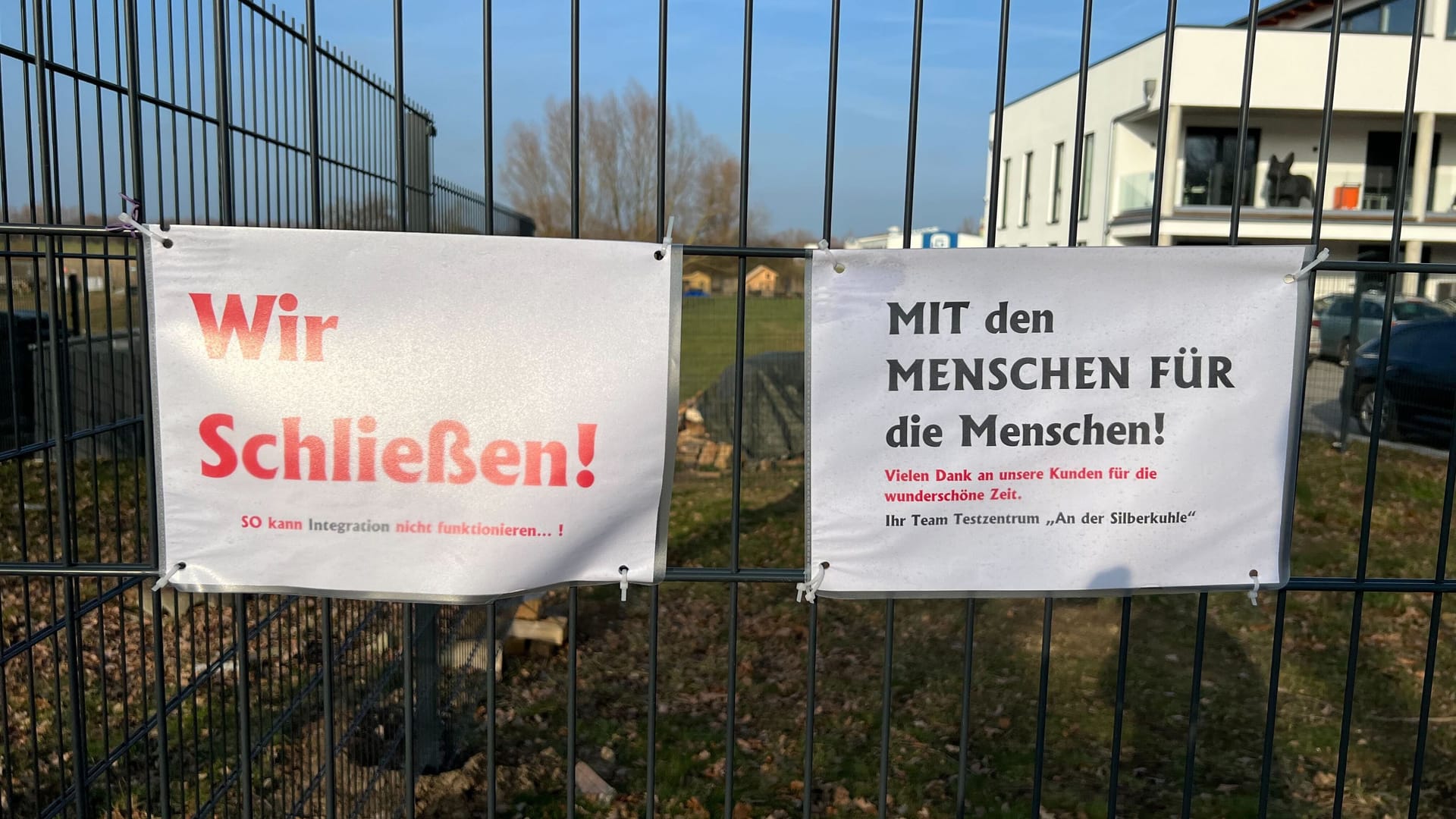 "Wir schließen": Am ehemaligen Corona-Testzentrum lehnt man die Sammelstelle für Geflüchtete ab.