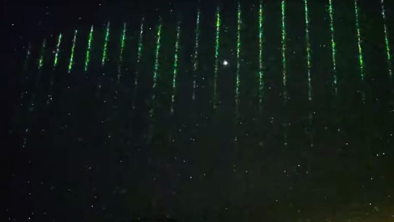 Grüne Laserstrahlen am Nachthimmel: Was steckt hinter dem Phänomen?