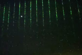 Grüne Laserstrahlen am Nachthimmel: Was steckt hinter dem Phänomen?