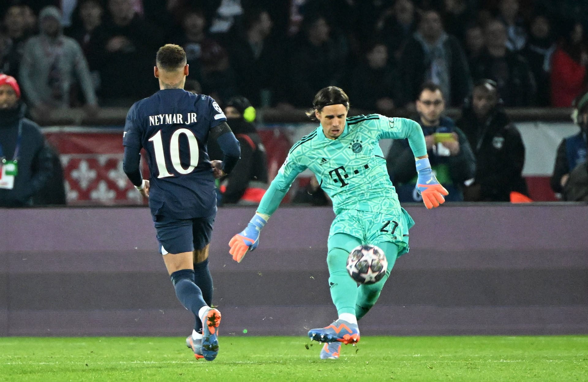 Yann Sommer: Genau für diese Spiele hat ihn Bayern im Winter von Gladbach geholt. Bekam erstaunlicherweise lange wenig zu tun, was auch seinen Vorderleuten lag. Und daran, dass PSG in der ersten Hälfte nur einen einzigen Schuss auf sein Tor abgab. Erledigte seine Aufgabe mit erstaunlicher Abgeklärtheit und Souveränität. Rettete mit seinem Kopf im Eins-gegen-eins gegen Mbappé (72.). Note 2