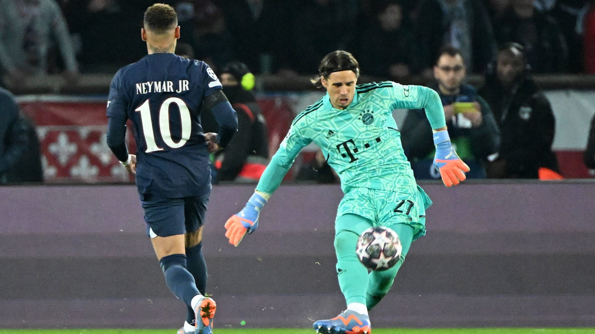 Yann Sommer: Genau für diese Spiele hat ihn Bayern im Winter von Gladbach geholt. Bekam erstaunlicherweise lange wenig zu tun, was auch seinen Vorderleuten lag. Und daran, dass PSG in der ersten Hälfte nur einen einzigen Schuss auf sein Tor abgab. Erledigte seine Aufgabe mit erstaunlicher Abgeklärtheit und Souveränität. Rettete mit seinem Kopf im Eins-gegen-eins gegen Mbappé (72.). Note 2