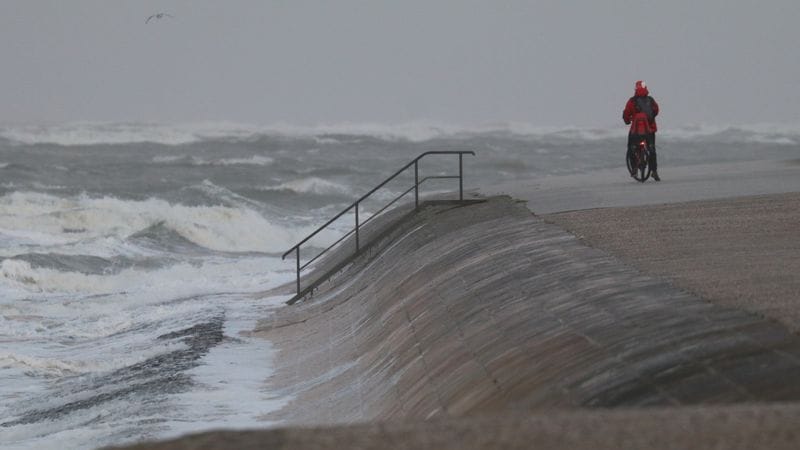Stürmisches Wetter auf der Insel Norderney (Archivbild): Am Mittwoch kann es zu Sturmfluten an der Nordsee und in Hamburg kommen. Stürmisches Wetter auf der Insel Norderney (Archivbild): Am Mittwoch kann es zu Sturmfluten an der Nordsee und in Hamburg kommen.