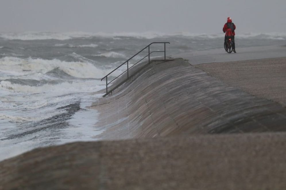 Stürmisches Wetter auf der Insel Norderney (Archivbild): Am Mittwoch kann es zu Sturmfluten an der Nordsee und in Hamburg kommen.