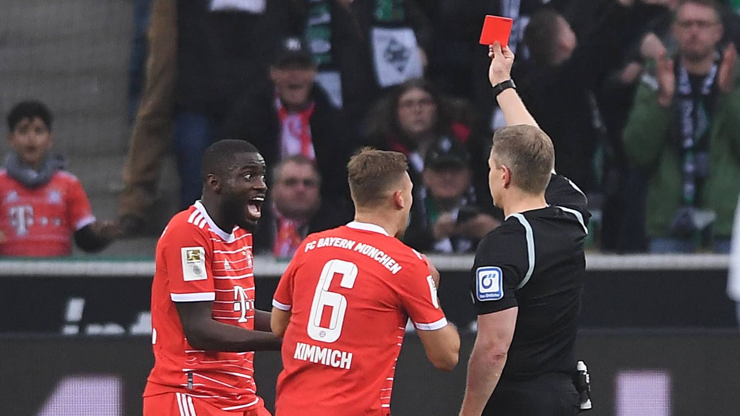 Dayot Upamecano sieht Rot: Der FC Bayern ist bereits nach zehn Minuten in Unterzahl.