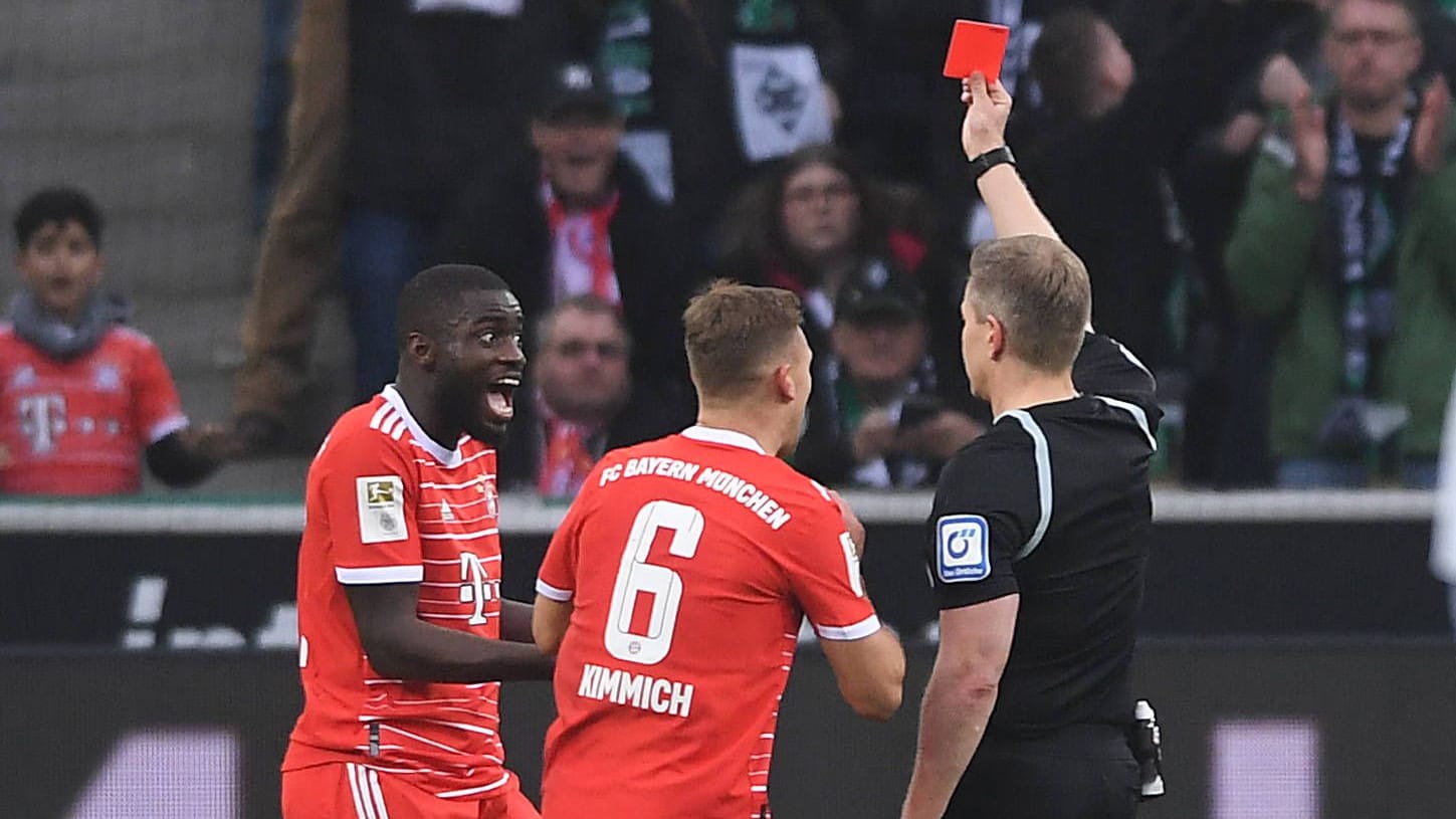 Dayot Upamecano sieht Rot: Der FC Bayern ist bereits nach zehn Minuten in Unterzahl.