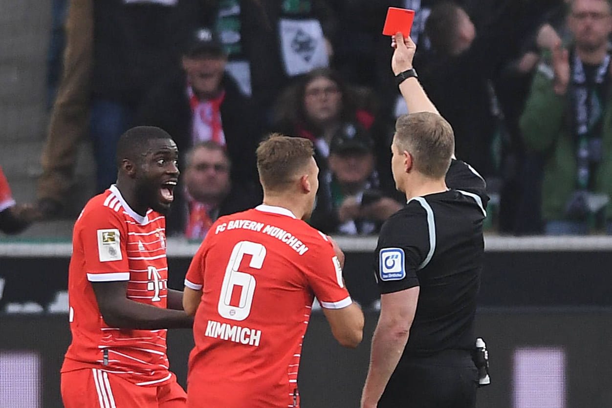 Dayot Upamecano sieht Rot: Der FC Bayern ist bereits nach zehn Minuten in Unterzahl.