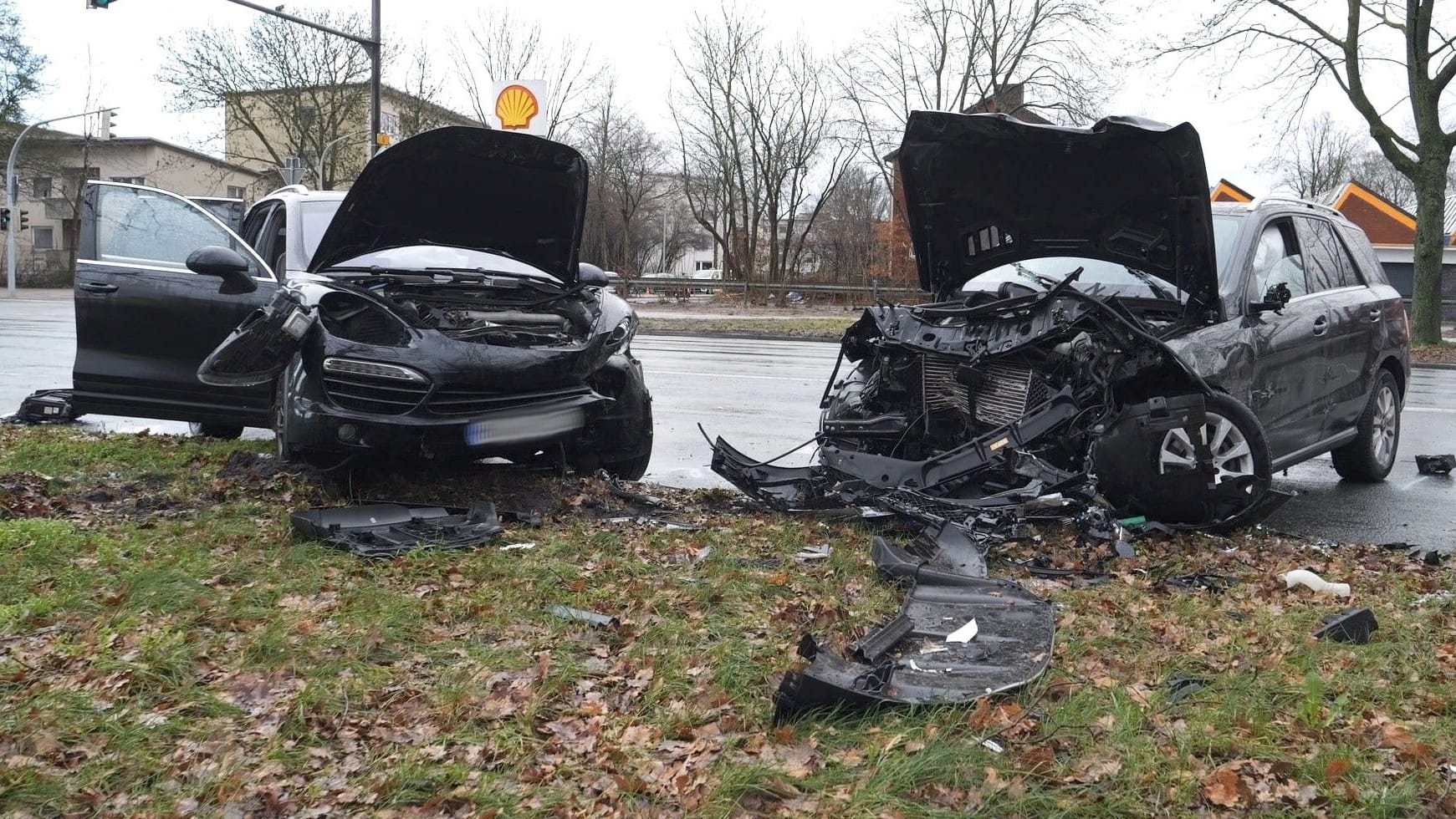 Völlig demolierte Unfallwagen: In den Unfall waren drei Fahrzeuge involviert. Der Schaden ist beträchtlich. Völlig demolierte Unfallwagen: In den Unfall waren drei Fahrzeuge involviert. Der Schaden ist beträchtlich.