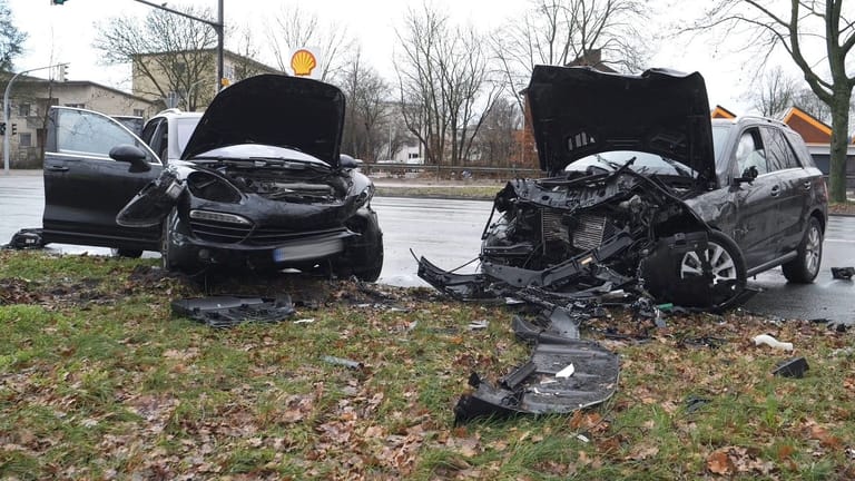 Völlig demolierte Unfallwagen: In den Unfall waren drei Fahrzeuge involviert. Der Schaden ist beträchtlich.