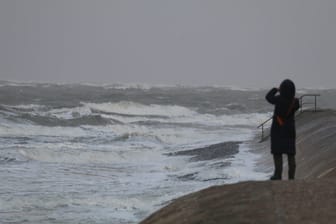 Eine Spaziergängerin auf der Insel Norderney (Archivfoto): Ganz so stürmisch, wie in den vergangenen Tagen, wird es nicht.