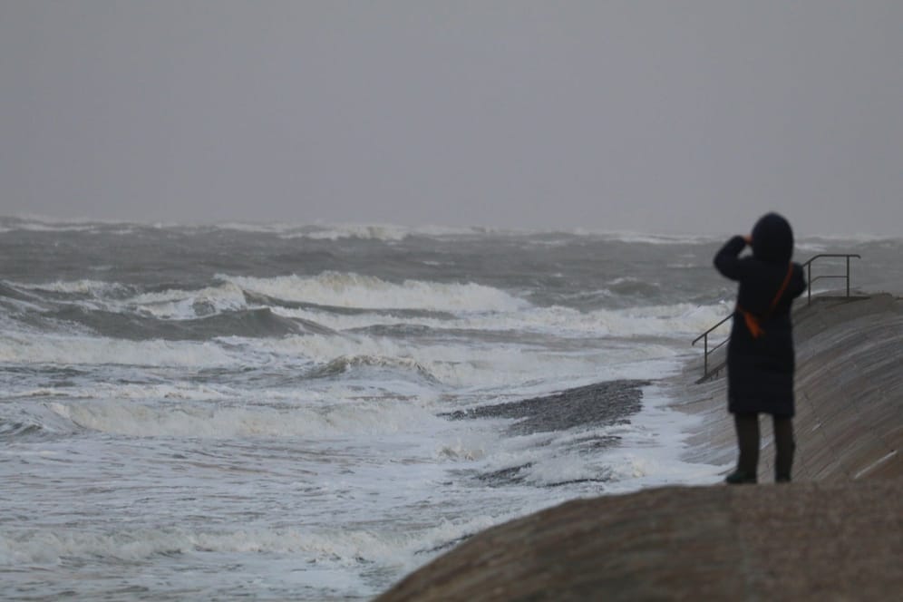 Eine Spaziergängerin auf der Insel Norderney (Archivfoto): Ganz so stürmisch, wie in den vergangenen Tagen, wird es nicht.