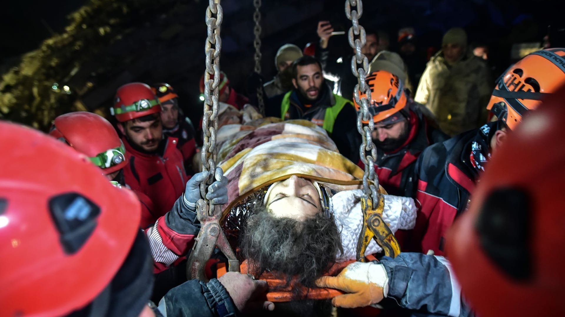 Rettungsteams setzen einen Kran ein, um Nur Bayraktar zu retten. Mittlerweile stieg die Zahl der Toten auf über 20.000.