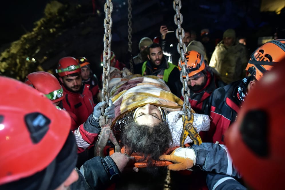 Rettungsteams setzen einen Kran ein, um Nur Bayraktar zu retten. Mittlerweile stieg die Zahl der Toten auf über 20.000.