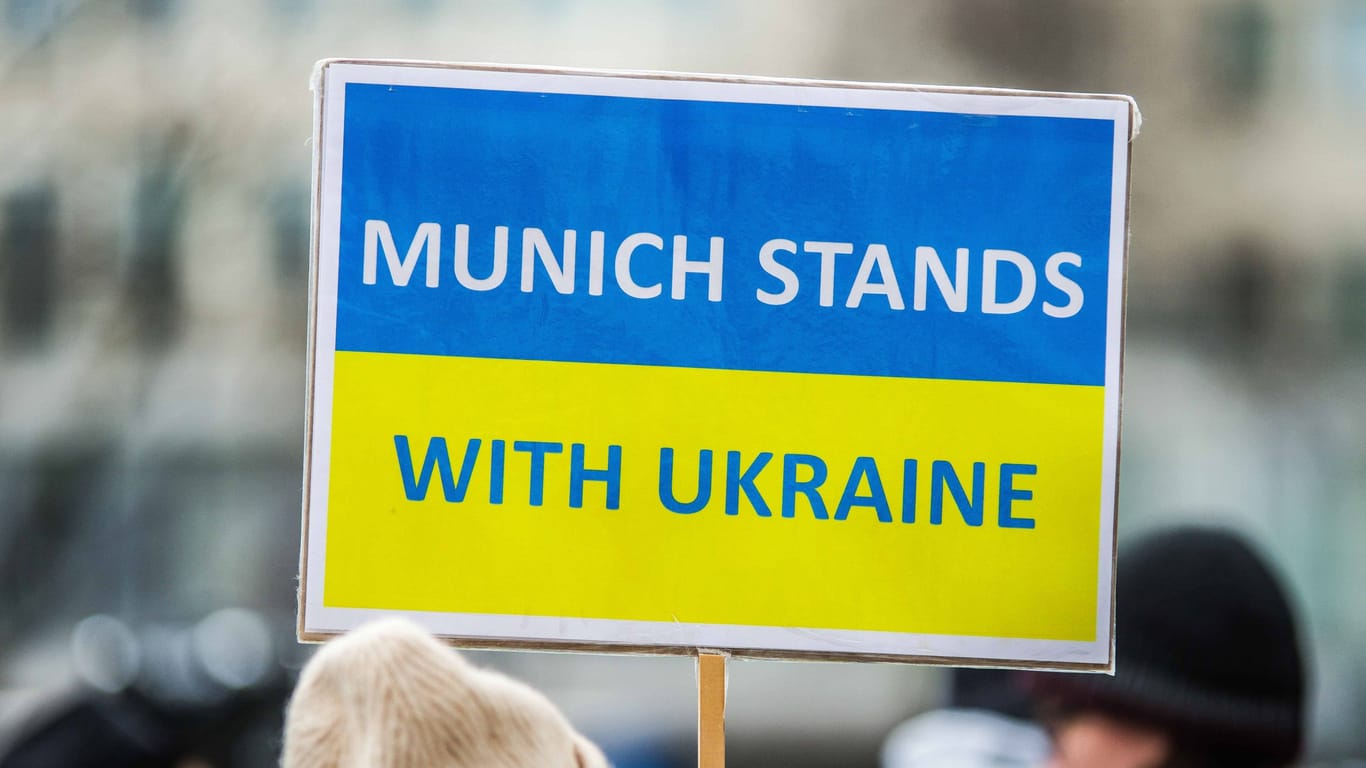 "München steht zur Ukraine": Ein Schild bei Demonstrationen zum Ukraine-Krieg in München