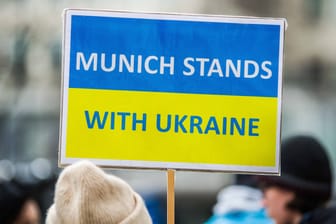 "München steht zur Ukraine": Ein Schild bei Demonstrationen zum Ukraine-Krieg in München
