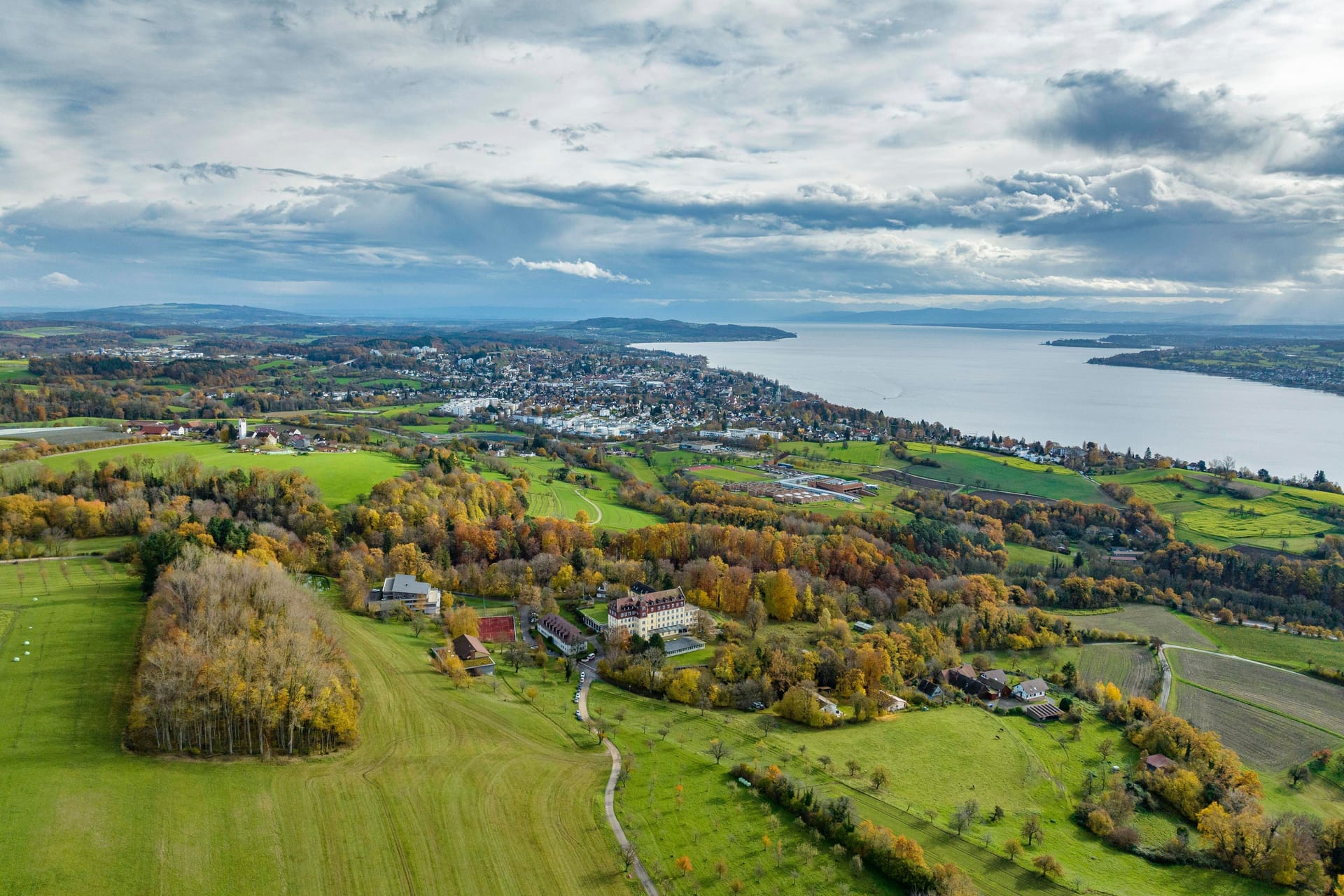 Überlingen am Bodensee aus der Luft (Archivbild): Hier wurde ein Zehnjähriger vermisst, der nun wieder aufgetaucht ist.