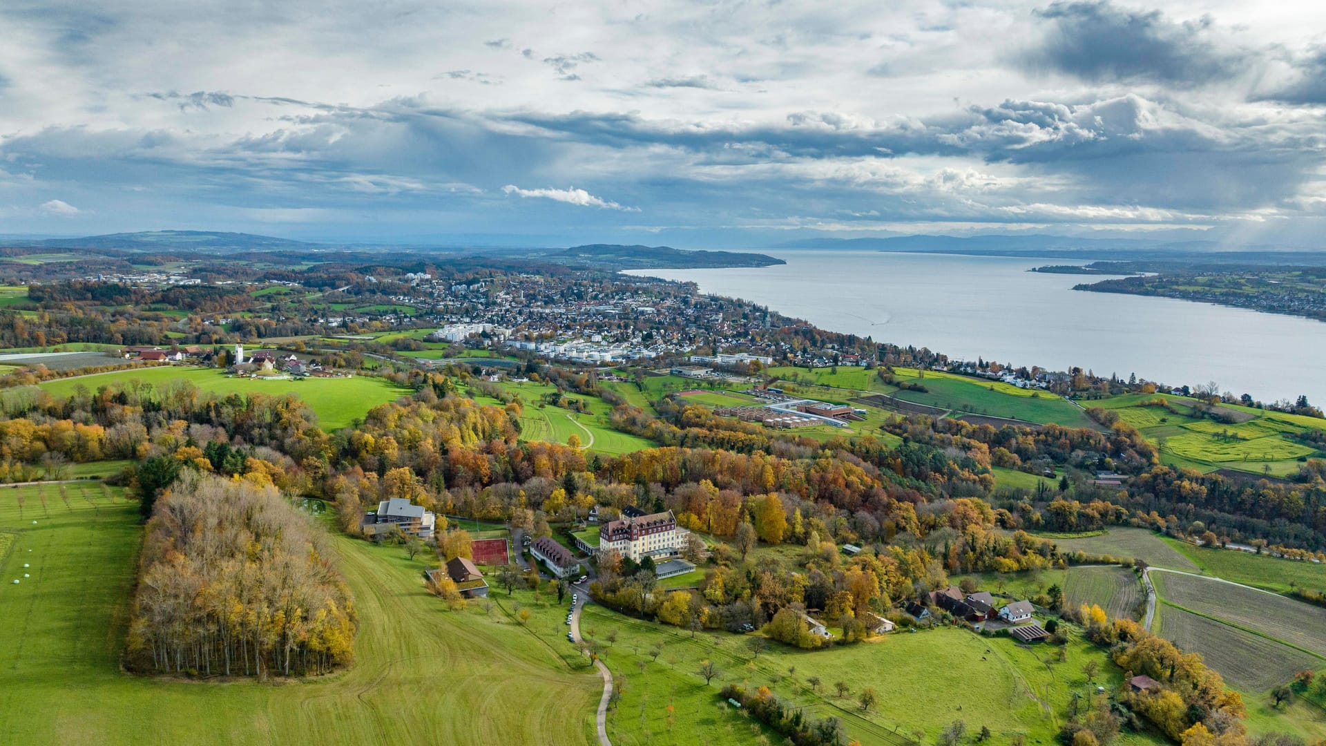 Überlingen am Bodensee aus der Luft (Archivbild): Hier wurde ein Zehnjähriger vermisst, der nun wieder aufgetaucht ist.