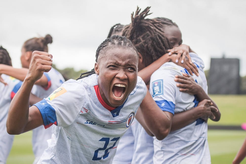 Roselord Borgella: Die haitianische Fußballerin feiert den WM-Einzug.