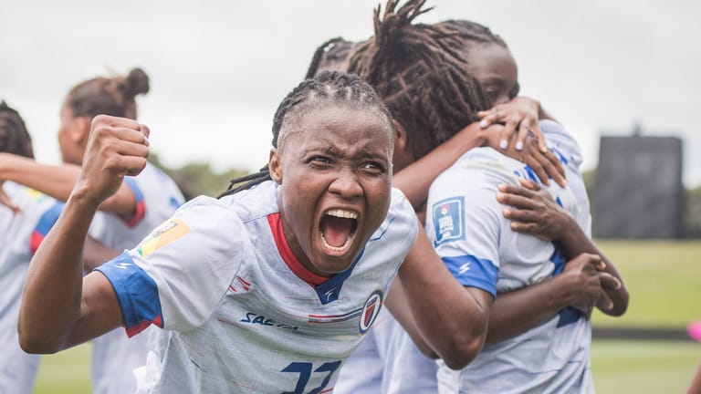 Roselord Borgella: Die haitianische Fußballerin feiert den WM-Einzug.