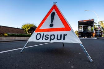 Ein Schild warnt vor ausgelaufenen Stoffen (Symbolbild): Ein medizinischer Notfall soll den Unfall ausgelöst haben.