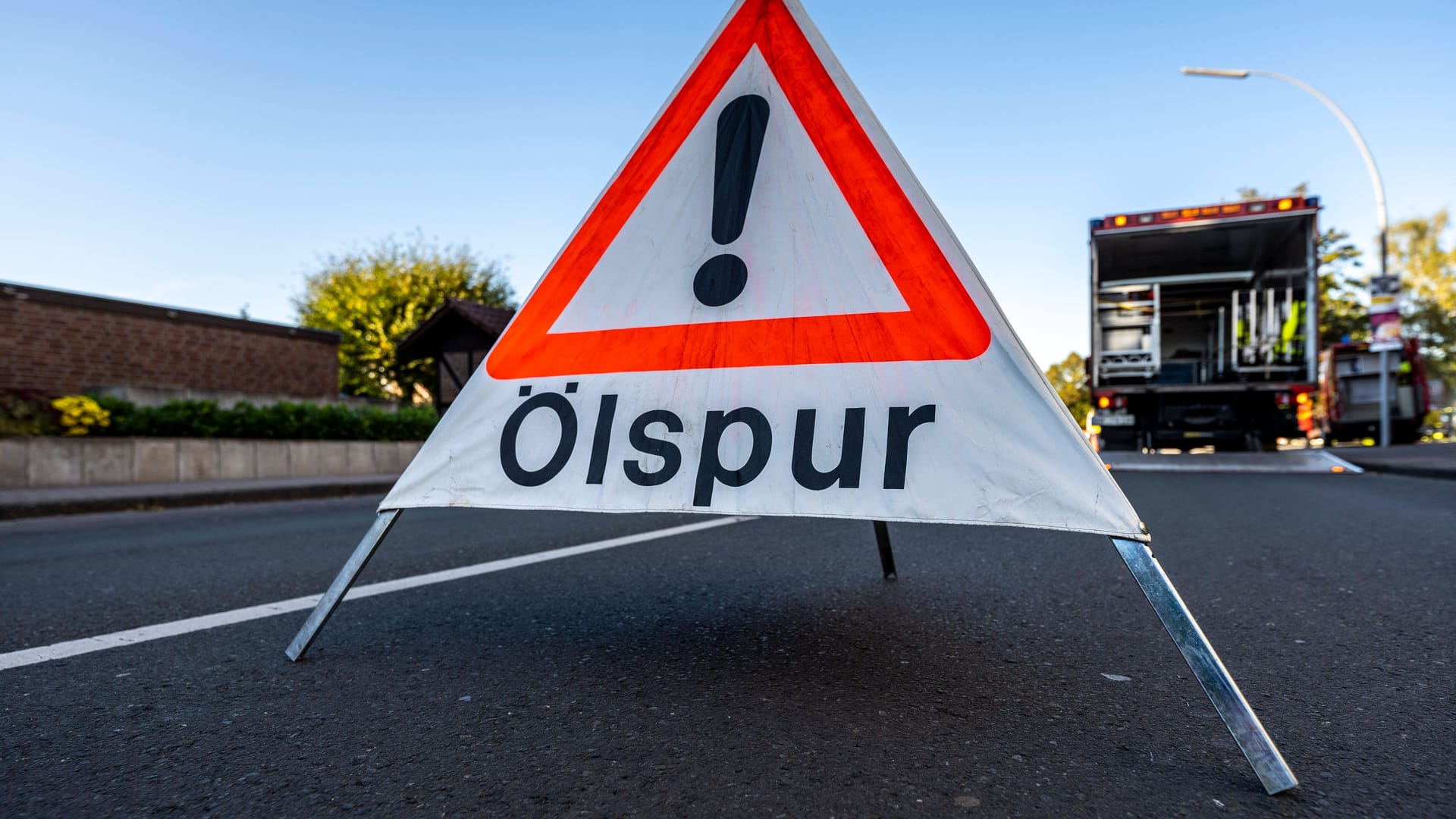 Ein Schild warnt vor ausgelaufenen Stoffen (Symbolbild): Ein medizinischer Notfall soll den Unfall ausgelöst haben. Ein Schild warnt vor ausgelaufenen Stoffen (Symbolbild): Ein medizinischer Notfall soll den Unfall ausgelöst haben.