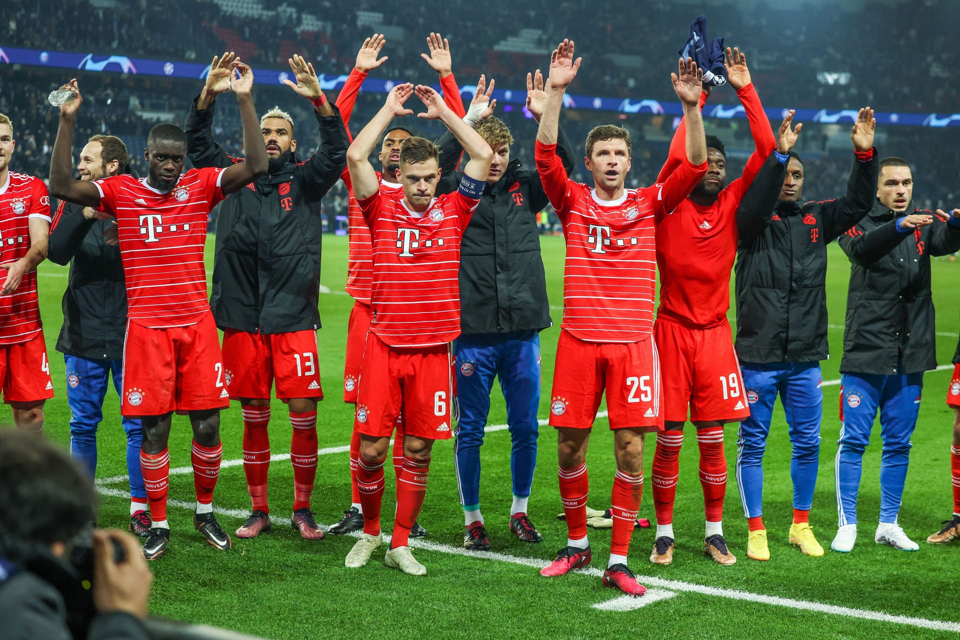 1:0 bei Paris Saint-Germain: Der FC Bayern hat einen wichtigen Schritt Richtung Viertelfinale der Champions League gemacht. Beim Spiel in Paris sind gleich mehrere Spieler in starker Form – aber gleich drei Nationalspieler stehen neben sich. Die Einzelkritik.