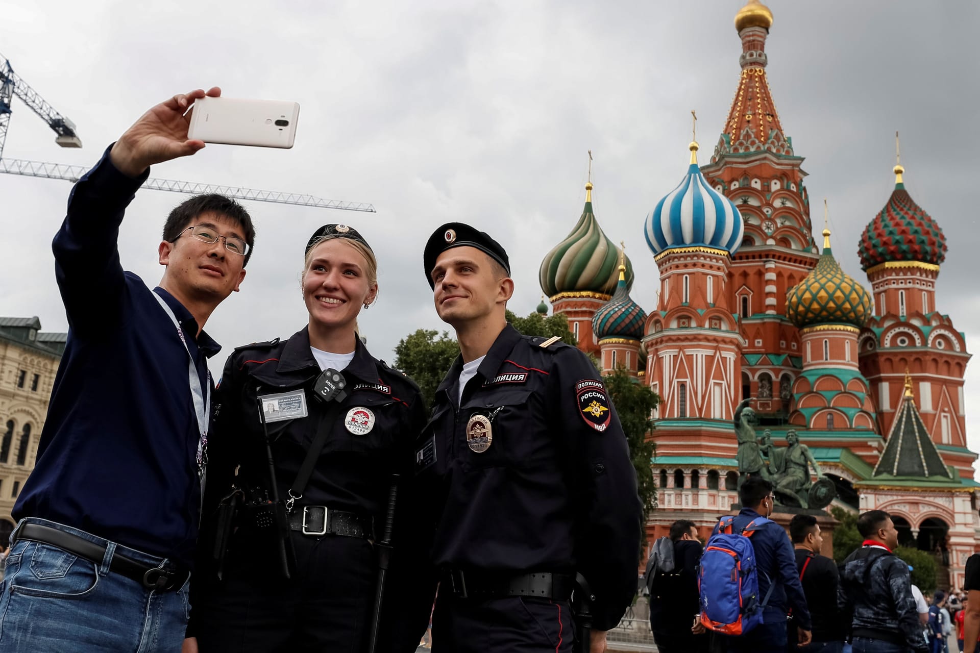 Polizisten posieren mit einem Touristen in Moskau (Archivbild): Der Tourismus ist seit dem russischen Angriffskrieg deutlich zurückgegangen.