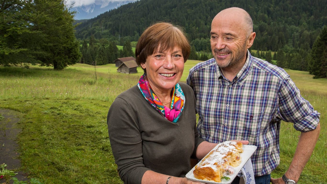 Rosi Mittermaier mit ihrem Mann Christian Neureuther und einem Apfelstrudel in den Bergen (Archivbild): In ihrer Heimat auf der Winklmoosalm wird das berühmte Hotel verkauft.