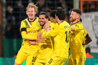 Die Spieler von Borussia Dortmund jubeln im DFB-Pokal: Der BVB ist Anfang 2023 formstark.