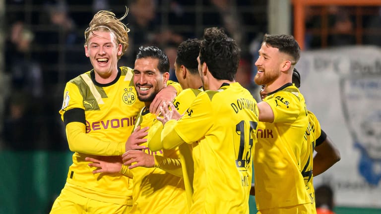 Die Spieler von Borussia Dortmund jubeln im DFB-Pokal: Der BVB ist Anfang 2023 formstark.