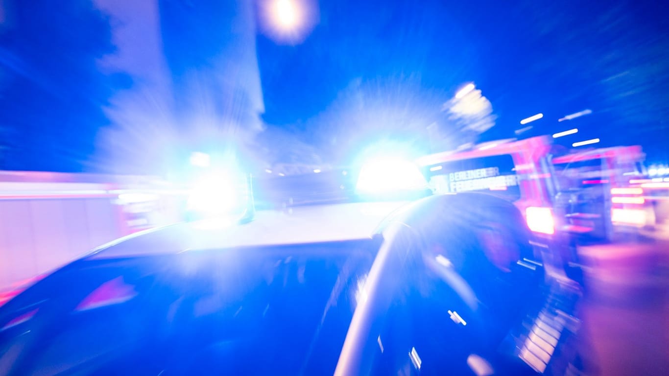 Streifenwagen der Polizei mit Blaulicht (Symbolbild): Bei einem Überfall auf einen Supermarkt wurde der Filialleiter an Hand und Kopf verletzt.
