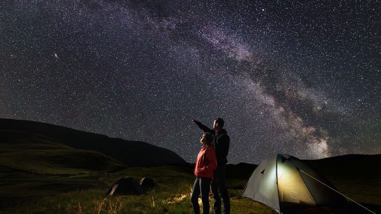 Den Sternen ganz nahe: Unter bestimmten Voraussetzungen können Astro-Fans bereits mit bloßem Auge beeindruckende Sternenbilder am Himmel beobachten.