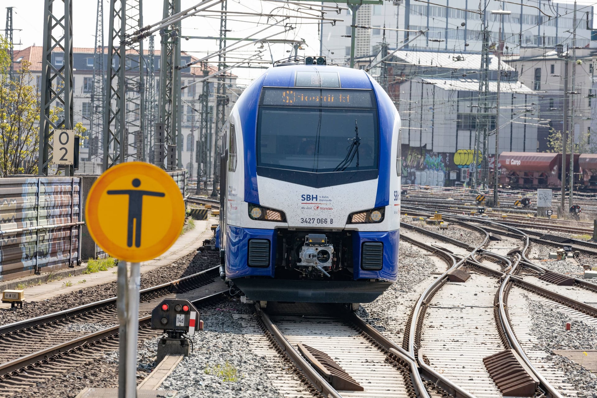 Eine S-Bahn fährt am Hauptbahnhof Hannover ein (Archivbild): In der Region Hannover sorgt ein Oberleitungsschaden für massive Verkehrsbehinderungen.