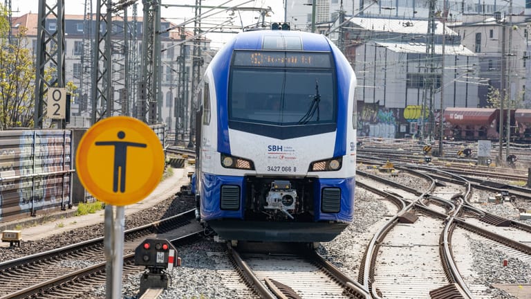 Eine S-Bahn fährt am Hauptbahnhof Hannover ein (Archivbild): In der Region Hannover sorgt ein Oberleitungsschaden für massive Verkehrsbehinderungen.